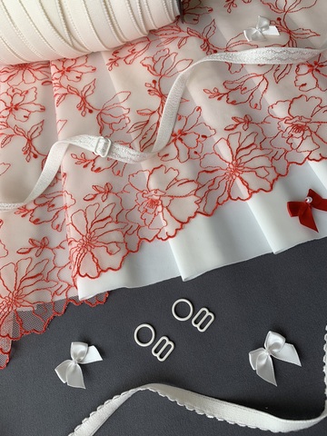 Вышивка на сетке молочная/красная 25 см