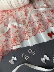 Вышивка на сетке молочная/красная 25 см