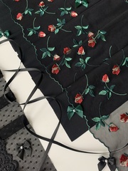 Вышивка на сетке черная/розы (левая) 21 см