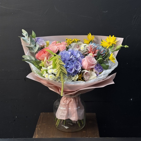 Букет из гортензии, роз и орхидей