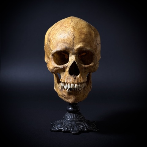 Статуэтка «Череп человека»