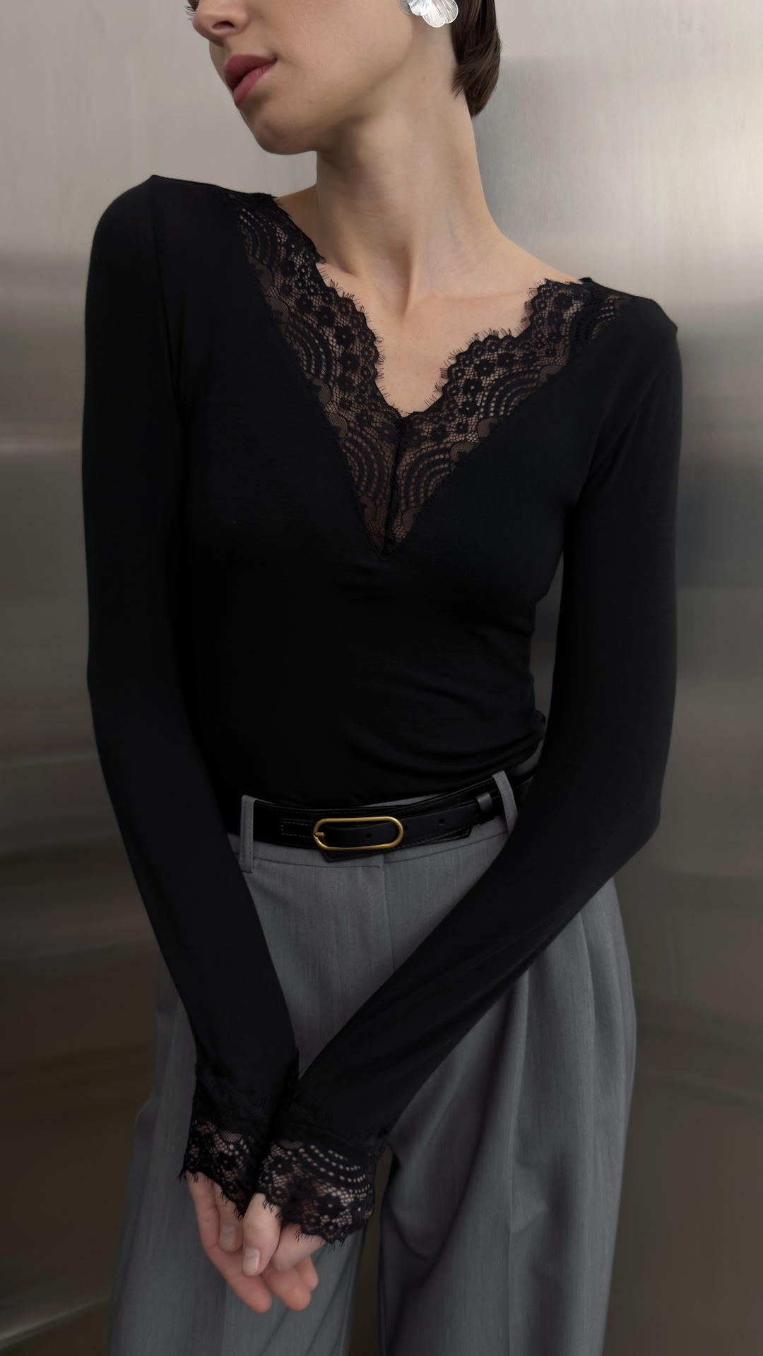 Лонгслив с кашемиром и кружевом на вырезе