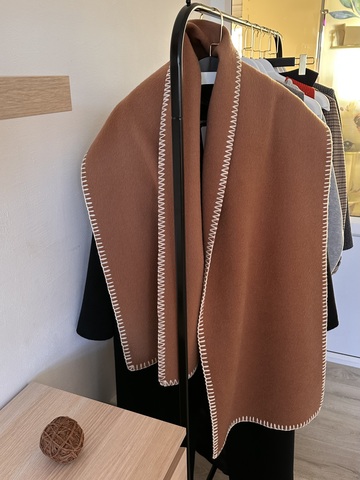 Палантин шерстяной с обвязкой по краю