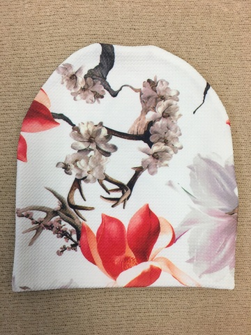 Демисезонная шапочка из плотного трикотажа джерси двух видов. Крупные нежно-розовые и коралловые цветы на белом фоне.