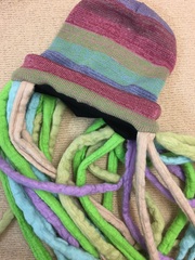 Шапка с разноцветными дредами