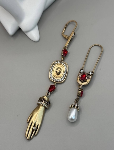 20434 -Серьги ассиметричные с подвесками рука+булавка Alexander MCQueen