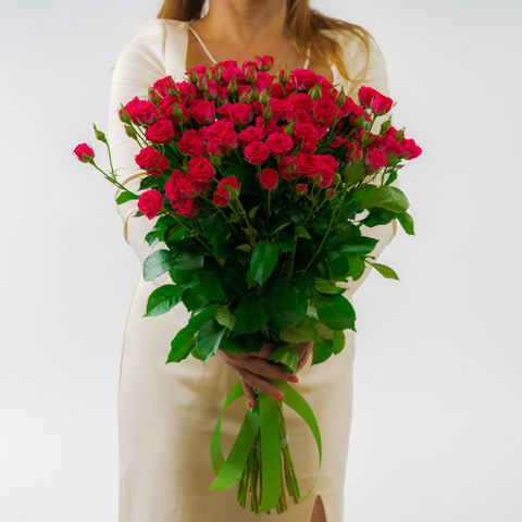 Букет 25 красных кустовых роз