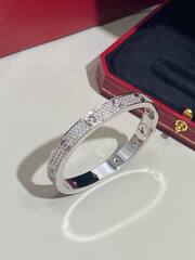45044-serebryanyj-braslet-cartier-kollekciya-love-v-obsypke-iz-kamnej