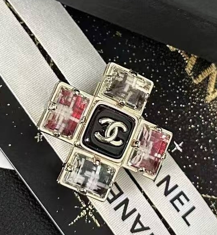 Брошь крест style by CHANEL в винтажном стиле с цветными камнями