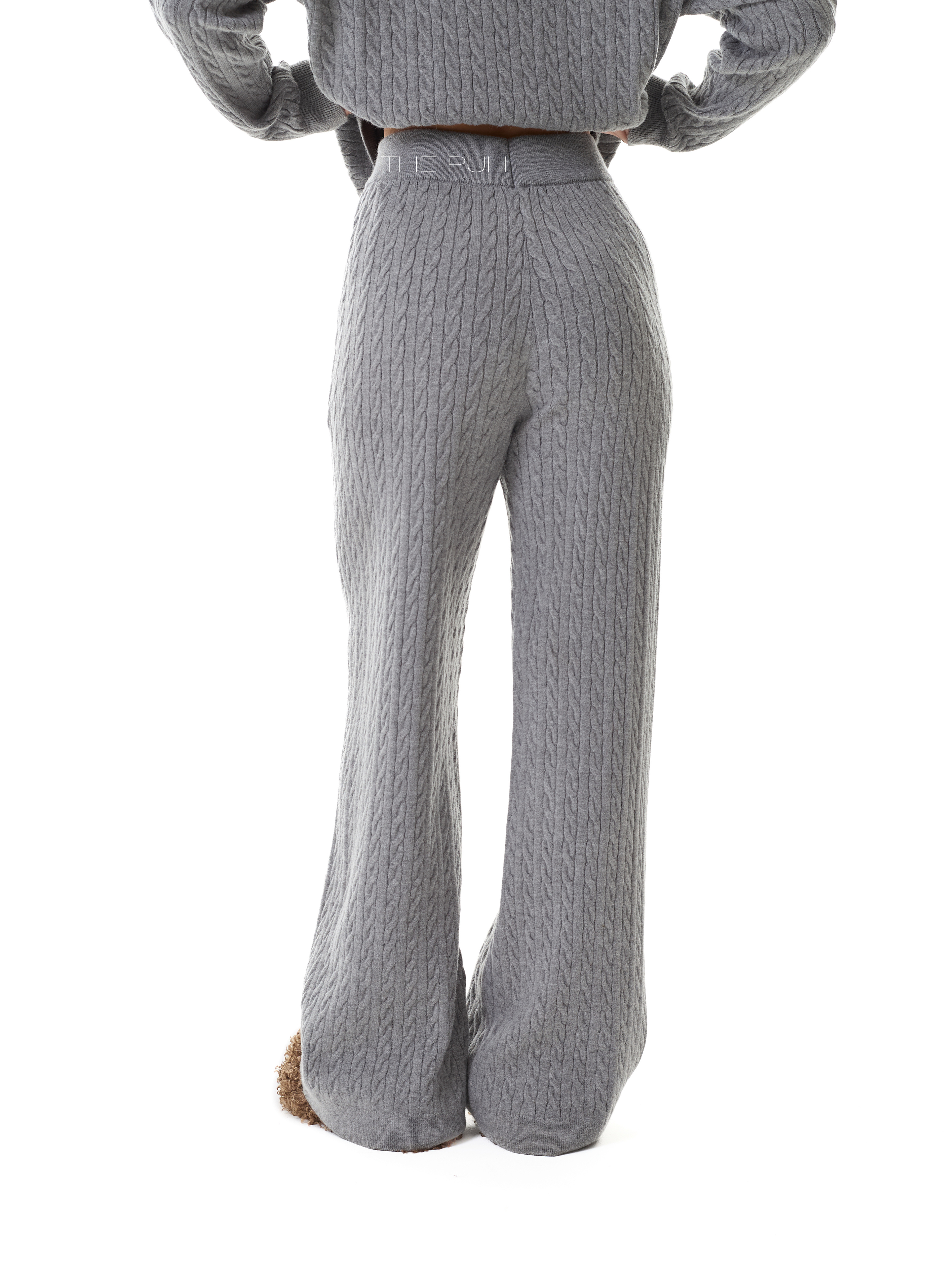 Серый трикотажный костюм в косичку