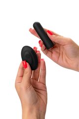 Черная перезаряжаемая вибропуля с пультом ДУ RealStick CALIBER - 