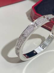 45044-serebryanyj-braslet-cartier-kollekciya-love-v-obsypke-iz-kamnej