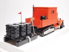 ZIS-22 Van Arctic small on skiing with cargo sleds LOMO-AVM 1:43