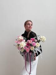 Шляпная коробка с цветами "Нежные обьятия"