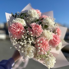 Букет из диантусов, гипсофилы и эвкалипта