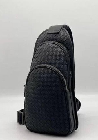 Сумка-слинг Bottega Veneta Intrecciato черная