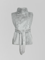 Жилетка Анжелика однотонная меховая с высоким горлом и поясом