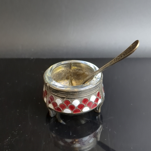 Солонка с декором в виде чешуи и ложкой , мельхиор (медь-никель), цветные эмали, стекло. Мстерский завод художественных изделий «Ювелир», СССР, 1970-1990 гг