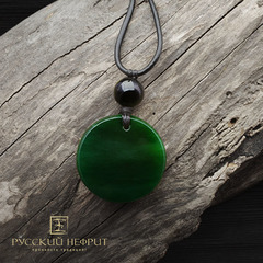 Амулет "Янтра" средний с бусиной из чёрного нефрита. Зелёный нефрит.