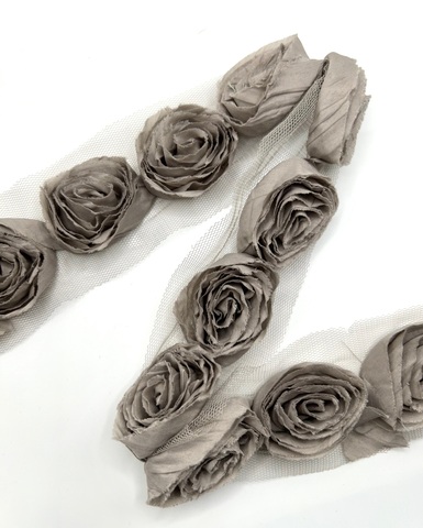 Тесьма с объёмными шёлковыми розами на сетке, цвет: мокко, ширина 50мм