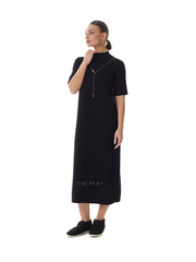 Трикотажное платье черного цвета с кулоном