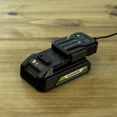 Зарядное устройство Greenworks 24V 2А G24UC2