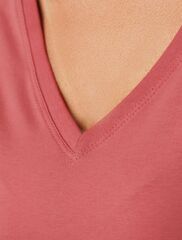 Футболка из премиального хлопка с V-образным вырезом  D49.109 (123670)