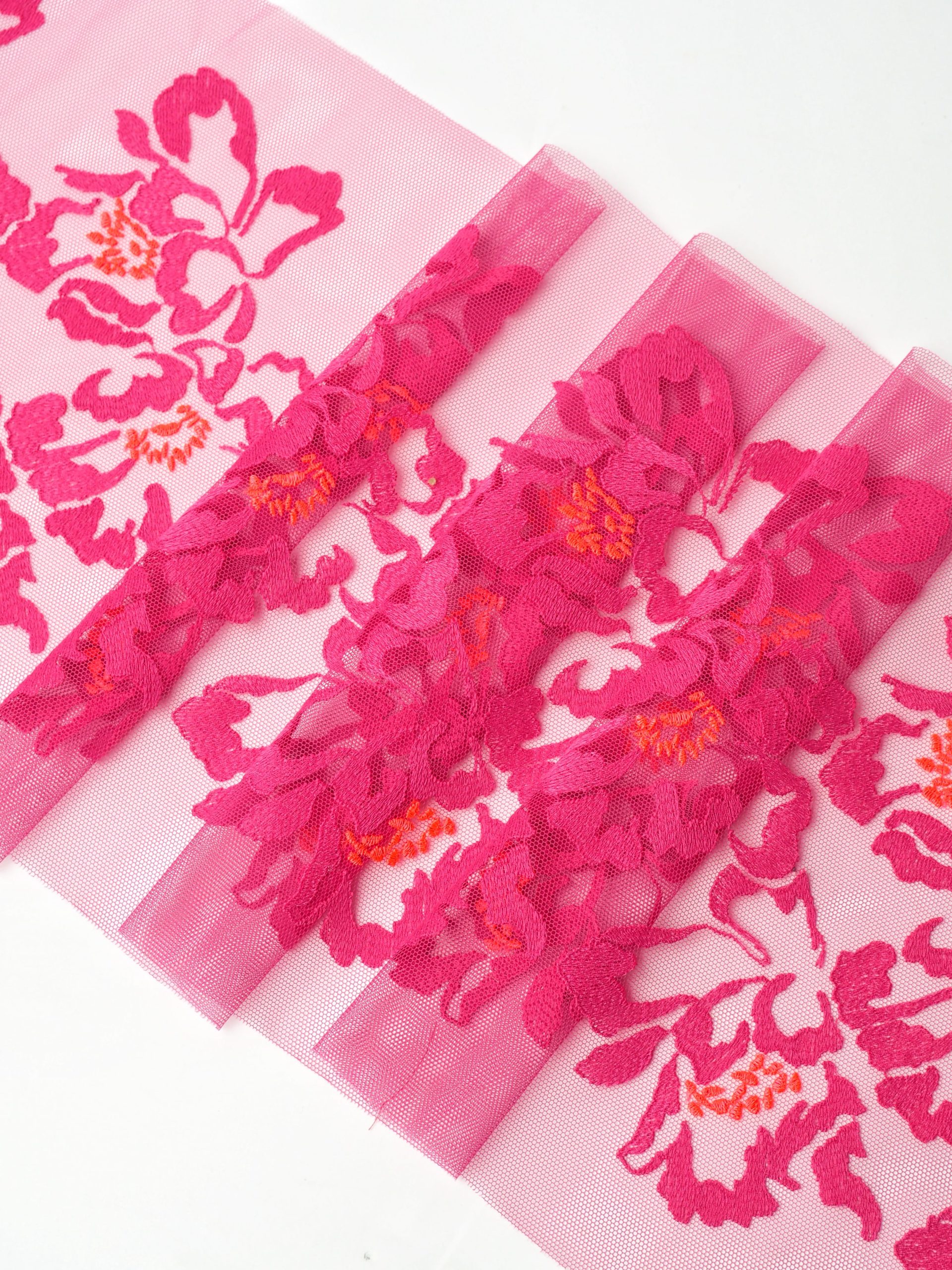 Вышивка на сетке малиновая фуксия с фуксией и оранжевым неэластичная ширина 29 см ОТРЕЗЫ