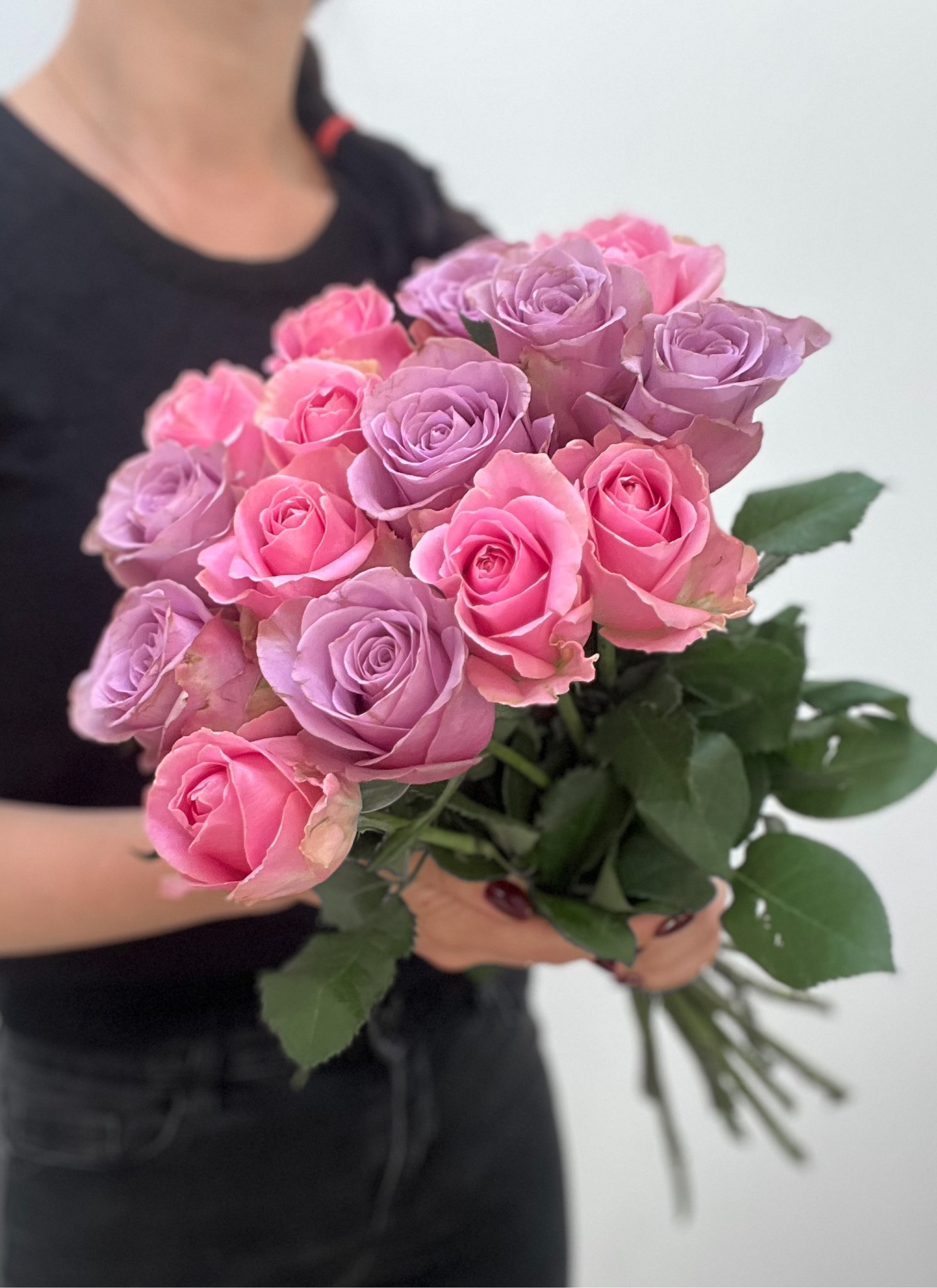Букет из сиреневых и розовых роз