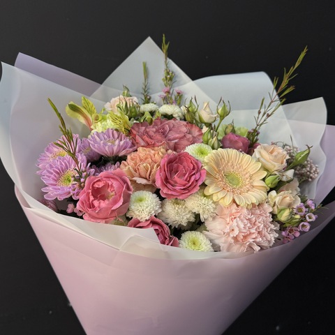 Букет из микса роз и хризантем с герберой и диантусами