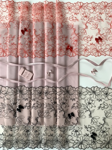 Вышивка на сетке молочная/красная 25 см