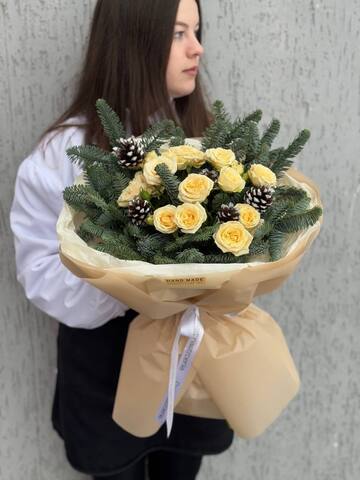 букет из нобилиса и кустовых роз