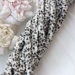 Бусина Кубик, керамика, белая с черной росписью, 8 мм, 1 нить, К102