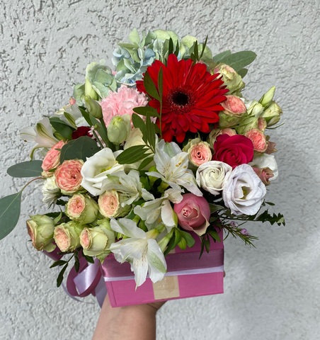 Настольная композиция из гортензии, гербер и микса роз