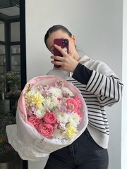 Букет сборный из кустовых пионовидных роз, диантусов, маттиолы и хризантемы