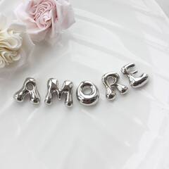 Слово из букв AMORE в серебре