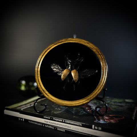 Композиция в рамке на подставке