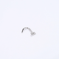 1060003-pirsing-v-nos-iz-belogo-zolota-585-proby-s-2mya-brilliantami