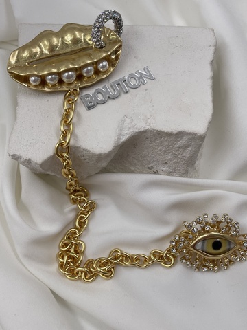 Брошь двойная Скиап. в золотом цвете жёлтый глаз и губы