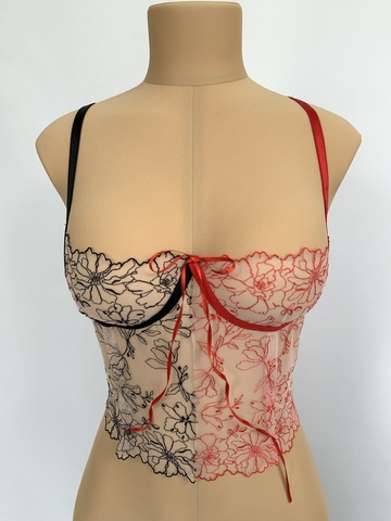 Вышивка на сетке молочная/красная 25 см