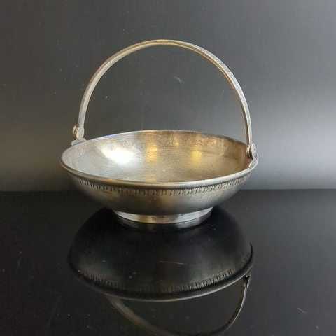 Орешница круглой формы с ручкой, мельхиор (медь-никель), Московский завод ювелирных и металлических изделий - серебрение - СССР