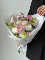 Букет из кустовых пионовидных роз, хризантемы, диантусов, ранункулюсов и хелеборуса