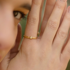 Кольцо битое с молочным янтарем, позолота
