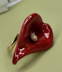 kolco-kalla-calla-v-stilistike-poison-drop-s-krasnoj-ehmalyu-krupnoe