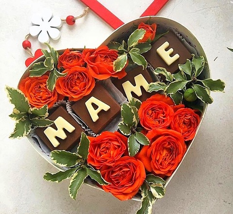 Цветы и шоколадные буквы «Маме» #1682