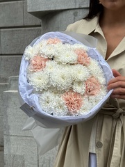 Букет сборный из хризантемы и диантусов