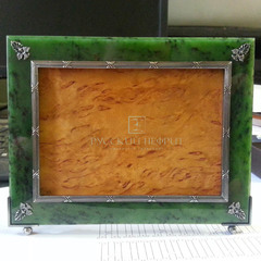 Рамка для фотографии из нефрита "Классика". Размер фото 10 х 15см.