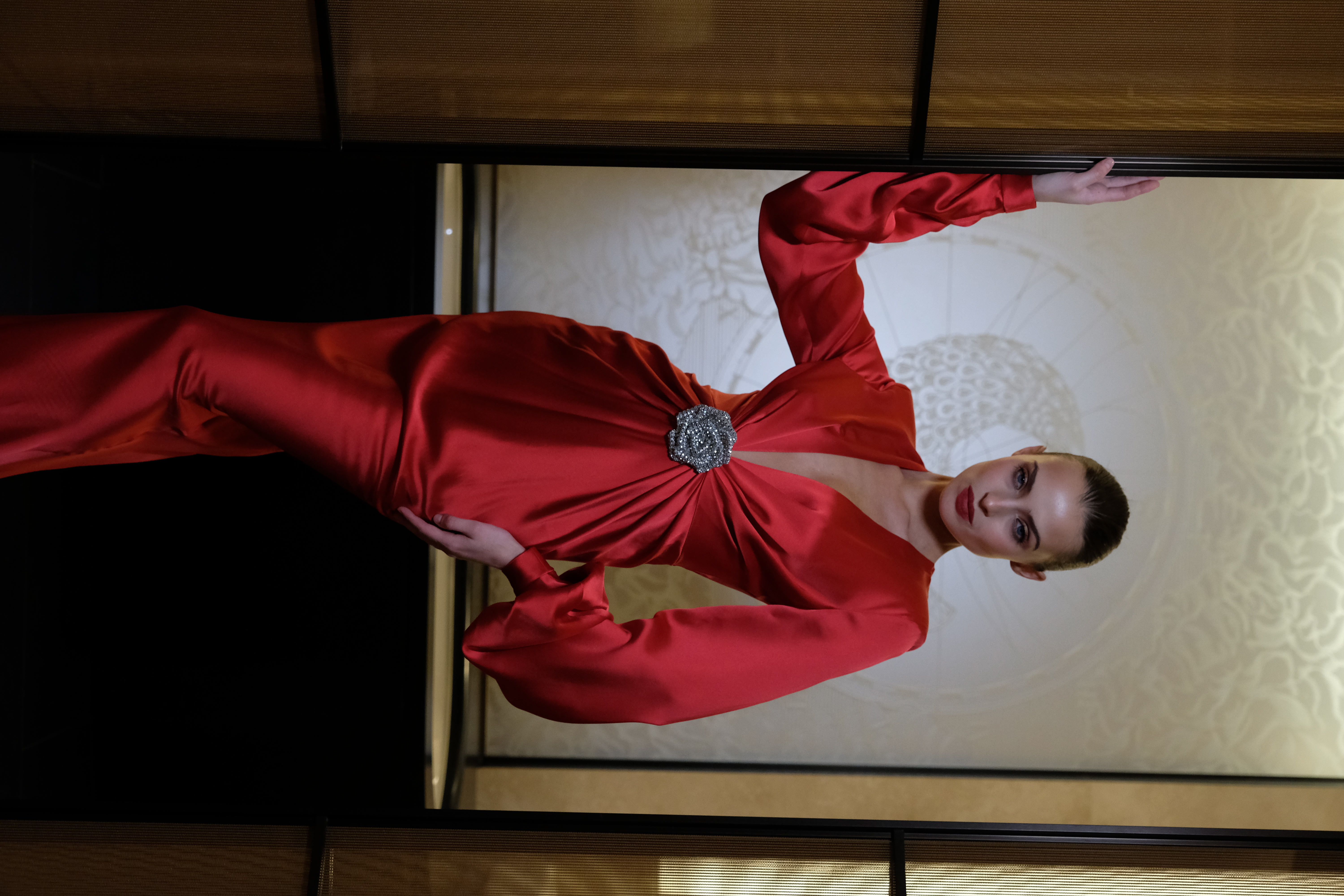 Платье с глубоким декольте и драпировкой