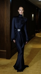 Платье с закрытым декольте и драпировкой