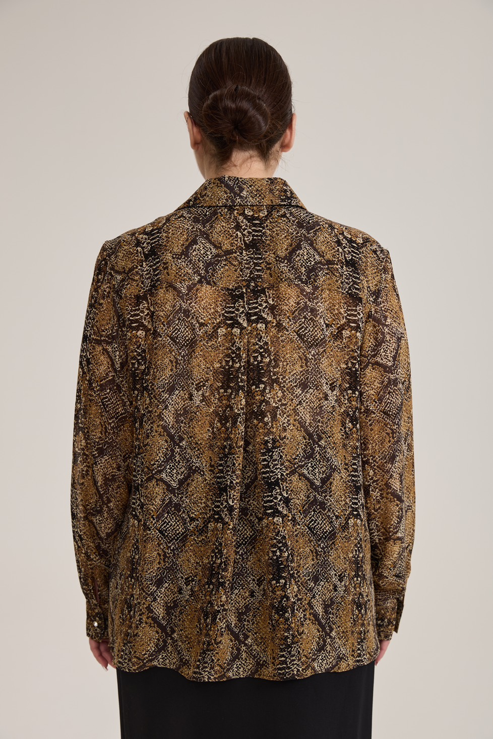 Блузка с отложным воротником из вискозы, принт питон